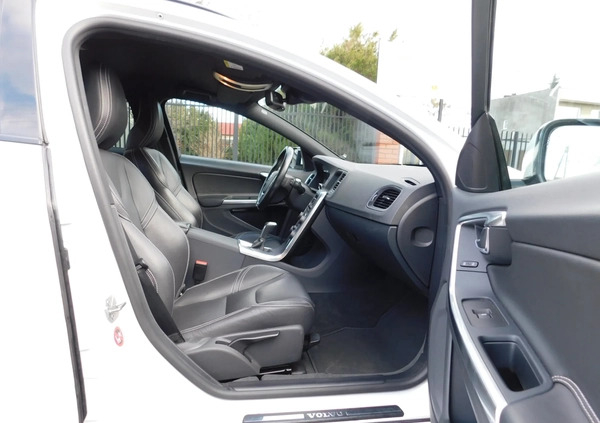 Volvo V60 cena 53333 przebieg: 196000, rok produkcji 2018 z Kowalewo Pomorskie małe 326